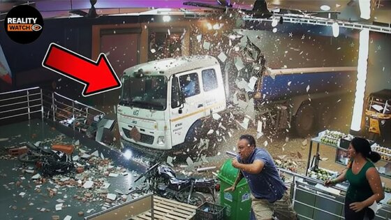 Moments Filmed Seconds Before Disaster Idiots in Cars